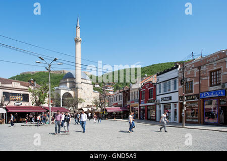 À Prizren, Kosovo - 6 mai 2015 : Shadervan et carrés de Sinan Pacha Mosquée et dans le centre de la vieille ville de Prizren Banque D'Images