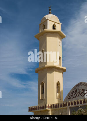 Couleur jaune de la façade d'une mosquée en Égypte. Détails de la tour. Ciel bleu avec des nuages blancs intenses. Banque D'Images