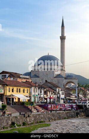 À Prizren, Kosovo - 6 mai 2015 : vieille ville dominée par la mosquée de Sinan Pacha à côté de la rivière Bistrica Banque D'Images