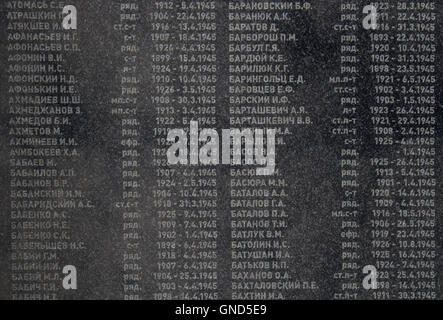 Liste des noms des soldats, qui ont péri lors de la libération de Bratislava pendant la Seconde Guerre mondiale. Les noms et les dates dans un boa en marbre Banque D'Images