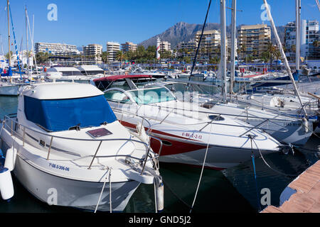 Marbella, Costa del Sol, la province de Malaga, Andalousie, Espagne du sud. Puerto Deportivo sur le front de mer de la ville de Marbella. Banque D'Images