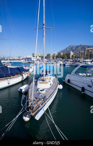 Marbella, Costa del Sol, la province de Malaga, Andalousie, Espagne du sud. Puerto Deportivo sur le front de mer de la ville de Marbella. Banque D'Images