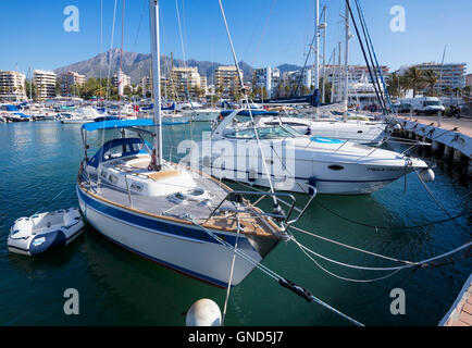 Marbella, Costa del Sol, la province de Malaga, Andalousie, Espagne du sud. Puerto Deportivo sur le front de mer de la ville de Marbella. Banque D'Images