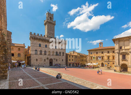 Montepulciano, Province de Sienne, Toscane, Italie. Le Palazzo Comunale datant du 13e siècle sur la Piazza Grande. Banque D'Images