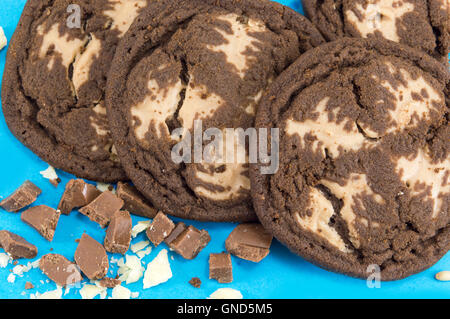 Chocolate Chip cookies marron sur fond bleu Banque D'Images