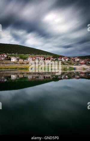 Petit village grec par le lac Prespa. Une longue exposition tourné avec ciel dramatique Banque D'Images