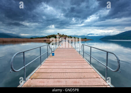 Pont flottant menant à Agios Achilios, une petite île sur le lac de Prespa, Grèce Banque D'Images