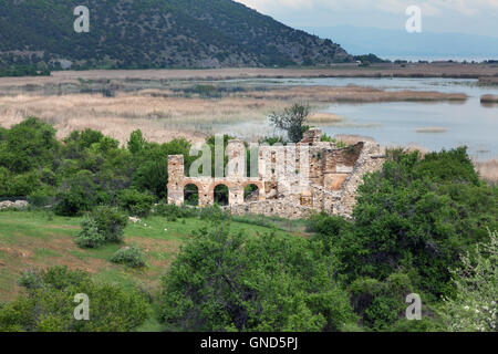 Byazntine basilique sur l'île d'Agios Achilios , petit lac Prespa, Macédoine, Grèce Banque D'Images