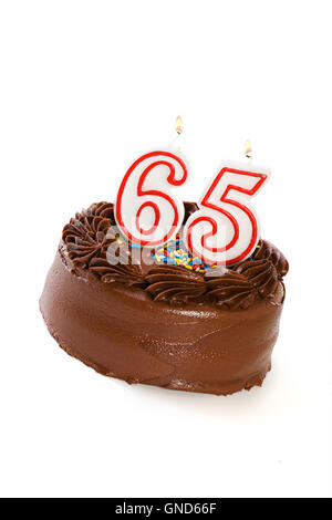 Isolaed sur le chocolat blanc gâteau givré avec divers bougies numérotées sur le dessus. Banque D'Images