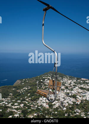 Vue depuis le télésiège sur le Mont Solaro à Capri Italie Banque D'Images