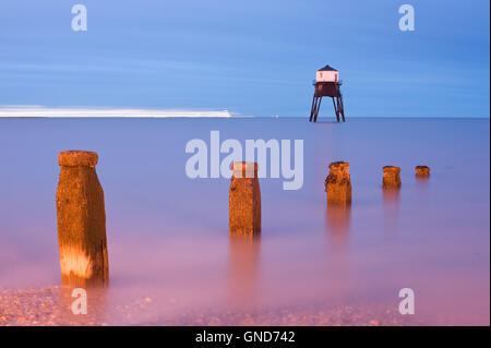 Une longue exposition de Dovercourt phare de nuit Banque D'Images