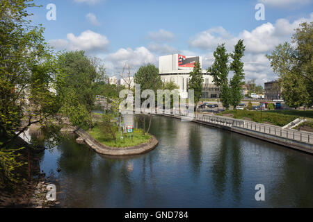 Rivière Brda dans ville de Bydgoszcz, Pologne, Opera Nova à l'extrême fin. Banque D'Images