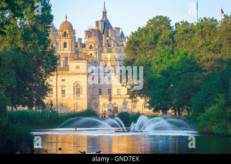 Parc de Londres de l'été, vue de la fontaine à St James's Park Lake, Londres, Royaume-Uni. Banque D'Images