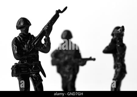 Des soldats de l'Armée de jouets alignés pour la bataille en noir et blanc Banque D'Images