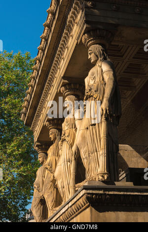 Église St Pancras de Londres, vue sur un quatuor de caryatides situé au-dessus de la crypte de la Nouvelle église St Pancras dans Euston Road, Londres, Royaume-Uni. Banque D'Images