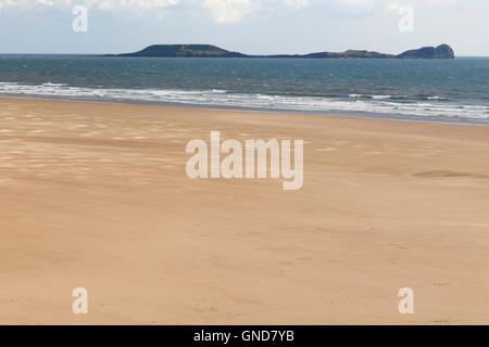 Le Worm's Head vu de Rhossili Beach. Banque D'Images