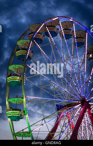 Close up summer Carnival grande roue contre le ciel bleu Banque D'Images