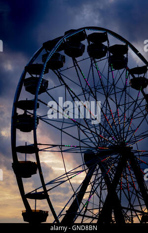 Carnaval d'été de Silhouette grande roue contre sunset sky Banque D'Images