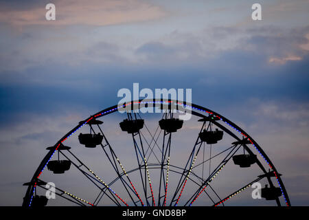 Carnaval d'été de Silhouette grande roue contre sunset sky Banque D'Images