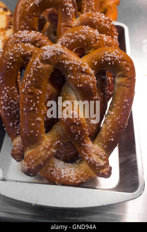 Affichage de plusieurs carnaval bretzels doux frais avec du sel Banque D'Images