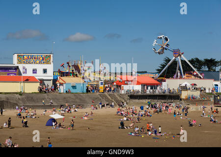 La plage de Sandy Bay avec Coney Beach amusement park Banque D'Images