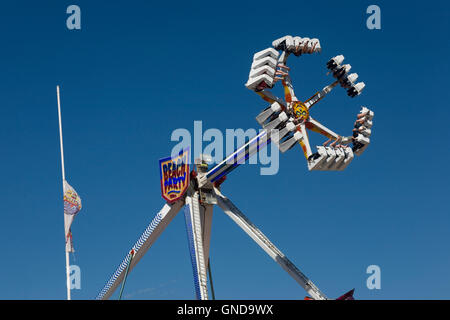 Beach Party twister pendule tour sur Coney Beach Banque D'Images