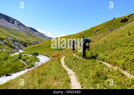 Les randonneurs à côté de la rivière dans la vallée Ferrand Ferrand, Alpes, Isère, Oisans, France, Europe. Banque D'Images