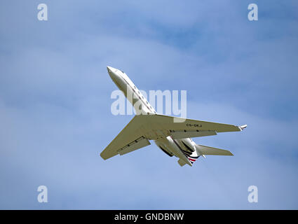 Un moteur twin Gulfstream G550 sort de l'aérodrome d'Inverness en Écosse au Royaume-Uni. 11 216 SCO. Banque D'Images