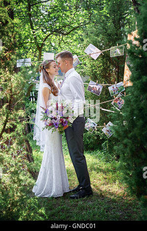 Mariée et le marié sont dans le jardin de printemps en fleurs Banque D'Images