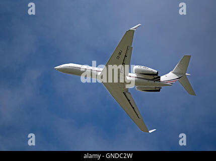 Un Gulfstream G550 quitte l'aérodrome d'Inverness en Écosse au Royaume-Uni. 11 216 SCO. Banque D'Images