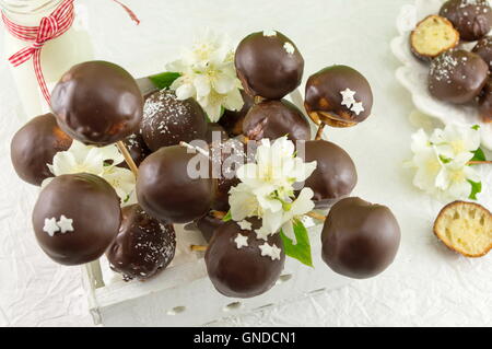 Bouquet de chocolat cake pops dans une boîte en bois Banque D'Images