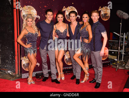 Oksana Platero, Gorka Marquez, Chloe Hewett, AJ Pritchard, Katya Jones et Neil Jones lors du lancement de Strictly Come Dancing 2016 à Elstree Studios dans le Hertfordshire. Photo date : mardi 30 août, 2016. Voir PA story SHOWBIZ strictement. Crédit photo doit se lire : Ian West/PA Wire. Banque D'Images