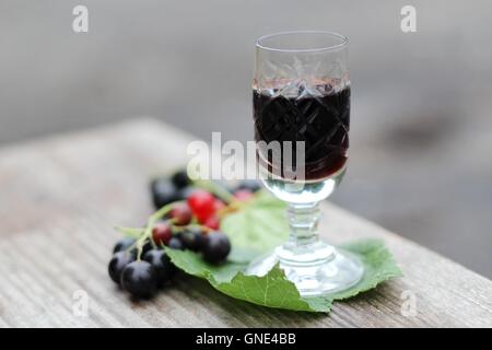 Liqueur de cassis "crème de cassis" en cristal de verre Banque D'Images