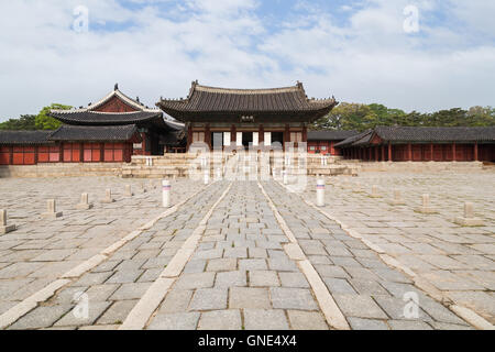 Myeongjeongjeon, la salle principale du Palais Changgyeonggung à Séoul, Corée du Sud, du point de vue de l'avant. Banque D'Images