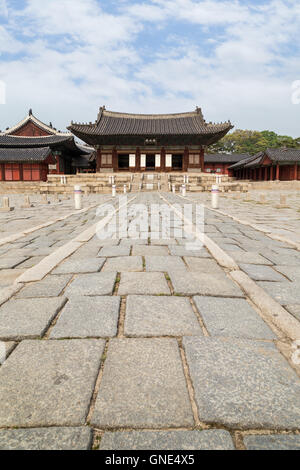 Myeongjeongjeon, la salle principale du Palais Changgyeonggung à Séoul, Corée du Sud, du point de vue de l'avant. Banque D'Images