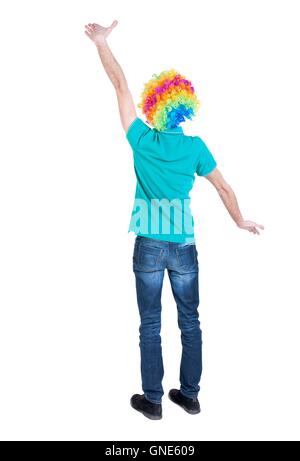Vue arrière de la danse jeune bel homme perruque de clown. Banque D'Images