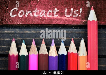Contactez-nous texte et groupe de crayon sur table en bois Banque D'Images