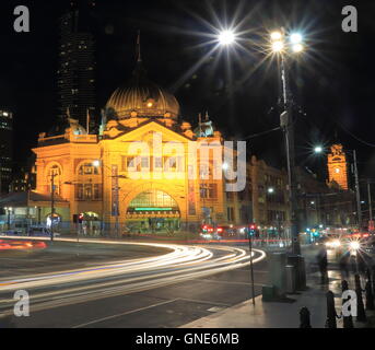 La gare de Flinders Street nuit vue à Melbourne, Australie Banque D'Images