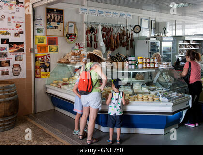 Les gens achètent des aliments dans le marché portugais Banque D'Images