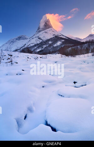 Lever du soleil à Stetind montagne en Norvège sur une belle journée froide en hiver. Banque D'Images