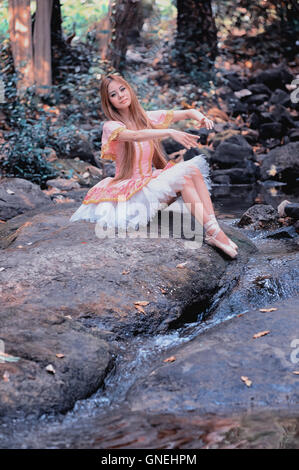 Portrait de l'Asie belle fille en robe de ballet sur la nature Banque D'Images