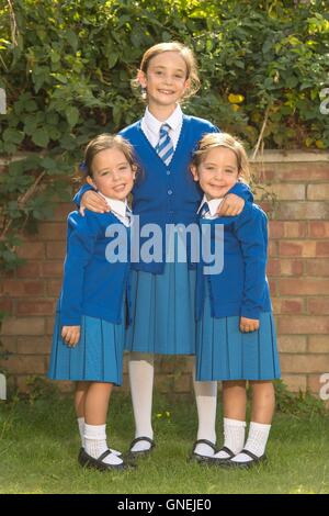 Rosie (à gauche) et Ruby Formosa, à partir de Londres, avec leur aînée Lily (centre). Les jumeaux, qui sont nés à l'abdomen et partie commune de l'intestin, devraient commencer l'école en septembre. Banque D'Images