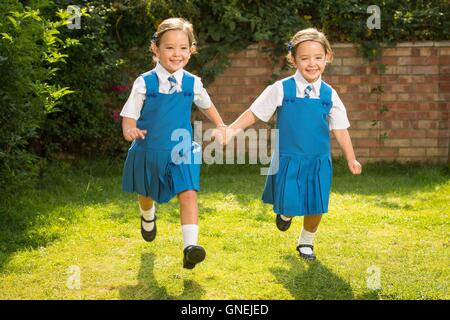 Rosie Twins (à gauche) et Ruby Formosa qui sont nés à l'abdomen et partie commune de l'intestin, devraient commencer l'école en septembre. Banque D'Images