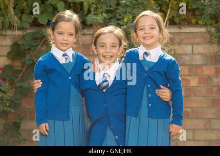 Rosie (à gauche) et Ruby Formosa, à partir de Londres, avec leur aînée Lily (centre). Les jumeaux, qui sont nés à l'abdomen et partie commune de l'intestin, devraient commencer l'école en septembre. Banque D'Images