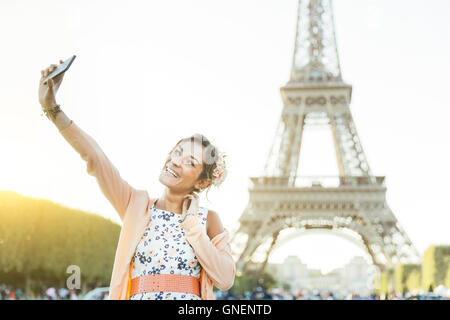 Une femme avec des selfies Tour Eiffel en arrière-plan Banque D'Images