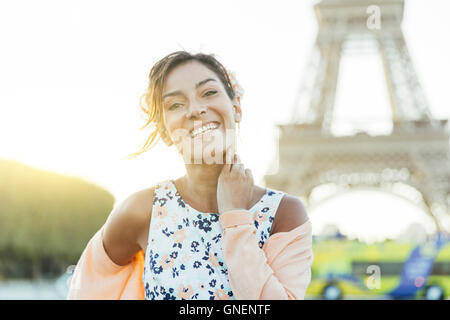 Happy Woman visiting Paris Banque D'Images