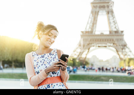 Happy Woman visiting Paris Banque D'Images