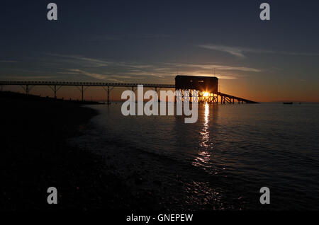 Le soleil se lève sur la station de sauvetage de la RNLI à Selsey, West Sussex. Banque D'Images