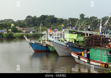 Une flotte de pêche sur la rivière Sarawak près de Kuching, en Malaisie. Banque D'Images