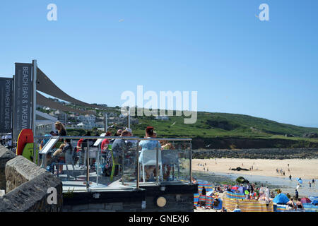 Une ville balnéaire de St Ives en Cornouailles Angleterre UK Porthmeor Beach Cafe Banque D'Images